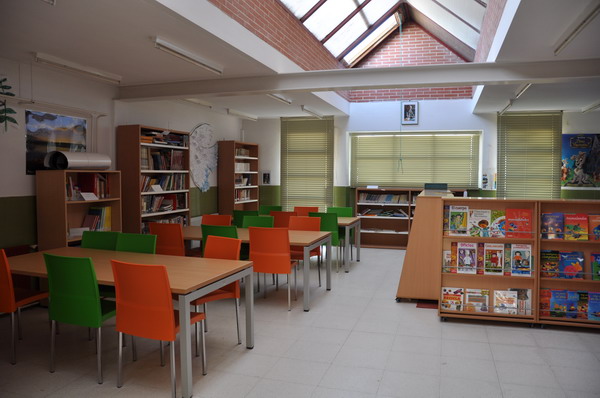 Foto del interior de la biblioteca